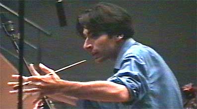 Yannick Paget dirigeant l'Arkanos Symphony Orchestra lors d'une sance d'enregistrement.